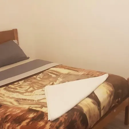 香格里拉旅舍 *