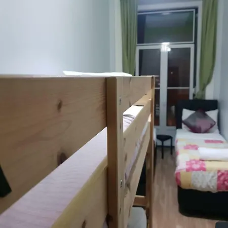 香格里拉旅舍 *