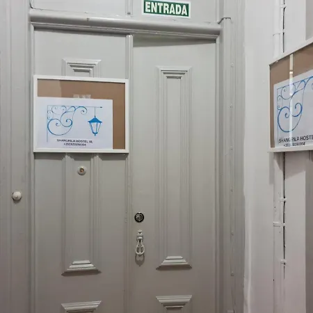 香格里拉旅舍 *